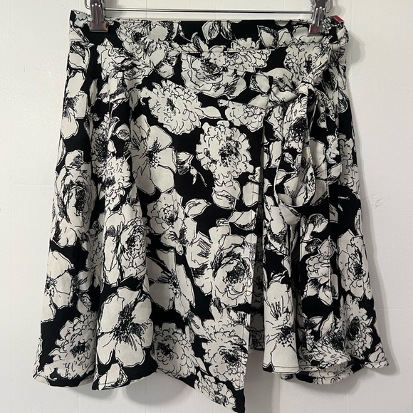 Abercrombie & Fitch Floral Black White Wrap Swing Skater Flowy Mini Skirt NWT S - Picture 1 of 13